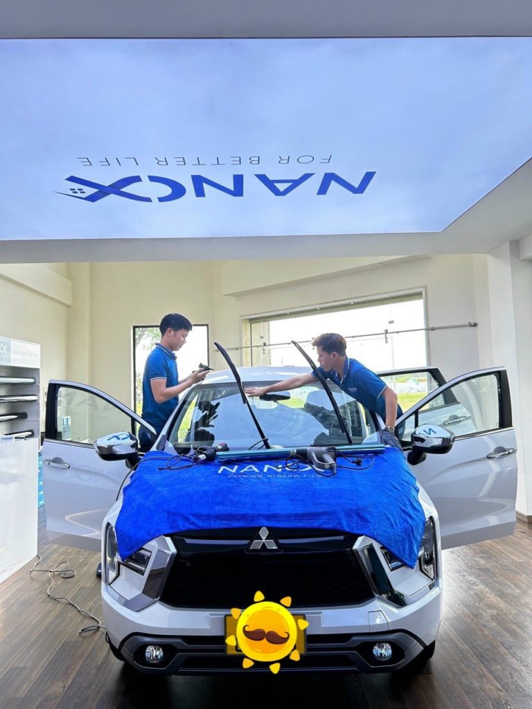 Thi công dán phim cách nhiệt ô tô